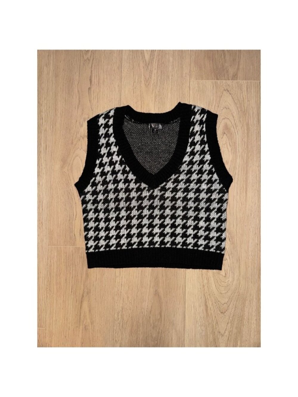 Justify Womens Houndstooth Knit Sweater Vest Black White V-Neck Cropped Top M